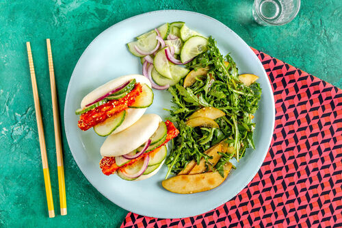 Baos mit Gurken und Tofu in Gochujang-Glasur dazu würziger Rucola-Birnen-Salat mit Sesam