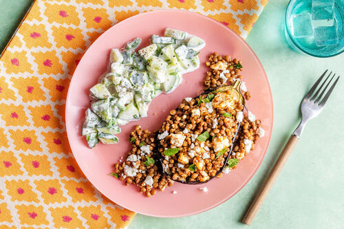 Low Carb: Aubergine mit Linsen-Feta-Füllung serviert mit Feta-Gurken-Salat