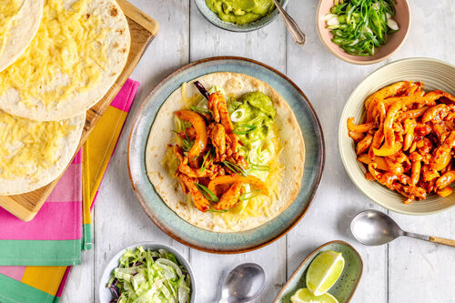 Superfix: Paprikahähnchen in Käse-Wraps mit Guacamole, Salat und Limettenspalten