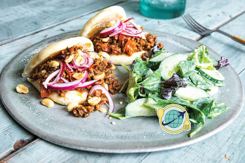 Special V3: Hefebrötchen mit veganem Hack dazu Salat mit cremigem Korianderdressing