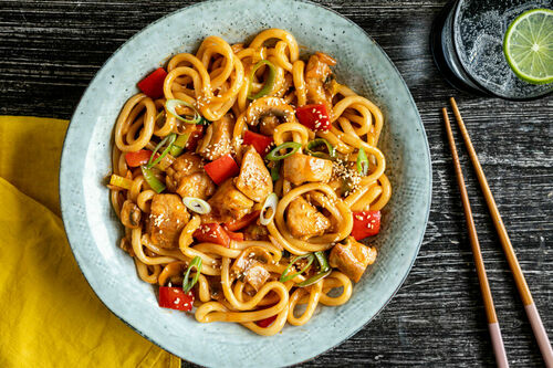 Superfix V2: Koreanische „Hähnchen“-Nudeln Carbonara-Style mit Käse und Sesam