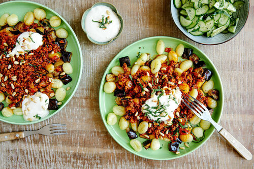V3: Gnocchi mit Veggie-Hack und Aubergine türkische Art mit Joghurt und Pinienkernen