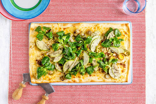 Chicorée-Lauch-Flammkuchen mit einem fruchtigen Salat mit Mohndressing