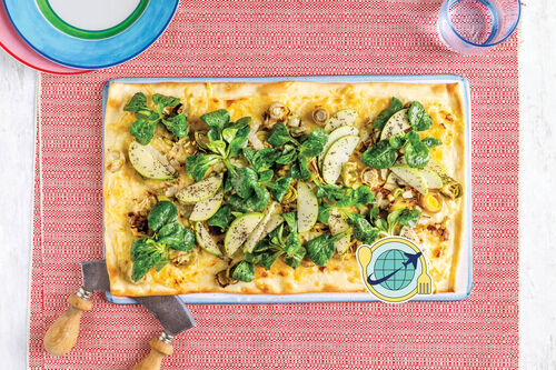 Special: Chicorée-Lauch-Flammkuchen mit einem fruchtigen Salat mit Mohndressing