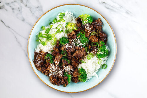 Asiatische Brokkoli-Hackfleisch-Pfanne mit Schweinehack und Sushireis