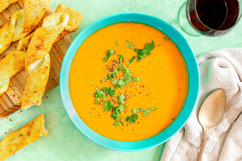 Fruchtig-pikante Kürbiscremesuppe mit knusprigen Pizzabrotstangen