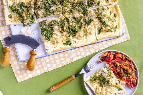 Sauerkraut-Spinat-Flammkuchen mit Rote-Bete-Karotten-Salat