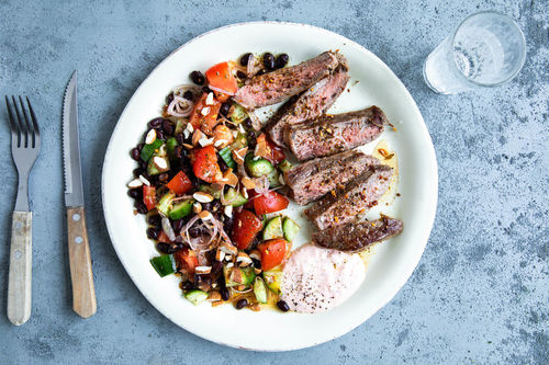 Low Carb V2: Bio-Rindersteak mit Tomatendip und buntem Bohnen-Rauchmandel-Salat