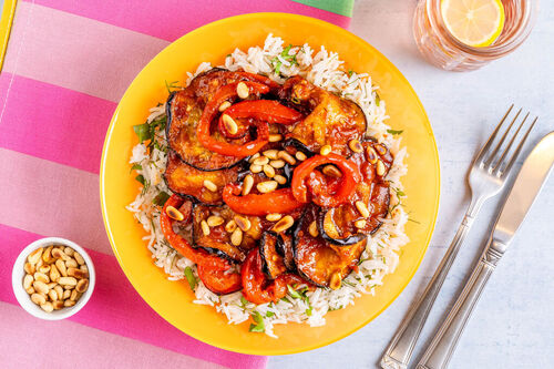 Ofengemüse in Sardellen-Harissa-Sauce mit Kräuter-Reis und Pinienkernen