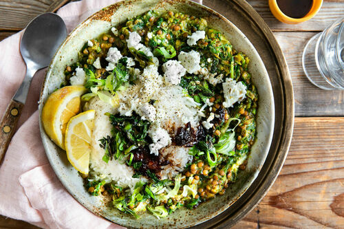 Winterspecial: Linsen-Spinat-Eintopf mit Feta und frischen Kräutern und Basmatireis