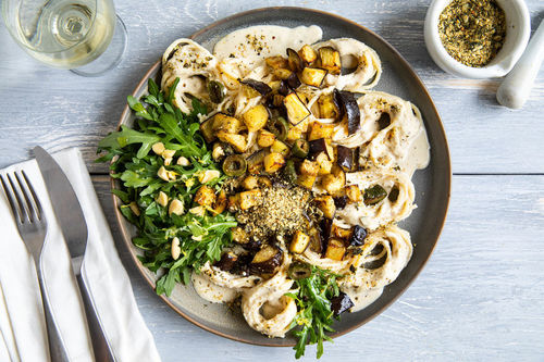 V2: Vegane Vollkornpasta mit Auberginen und Mandelcreme, dazu Rucolasalat
