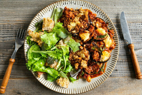 Auberginen-Parmigiana dazu Salat mit geröstetem Brot