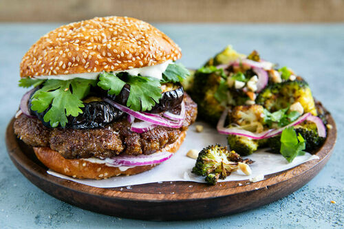 Thai-Burger mit gemischtem Hack und Aubergine, dazu gerösteter Brokkoli