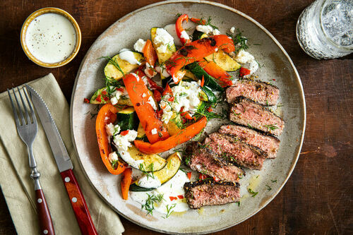 Za’atar-Rindersteak Low Carb mit gebratenem Gemüse und Joghurt