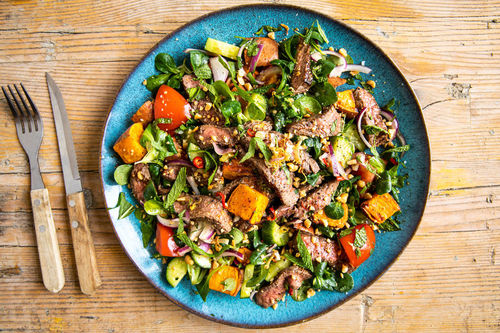 Thai-Salat mit Rindersteak und Süßkartoffel mit pikantem Limettendressing und Erdnuss