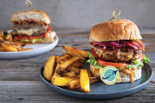 Special V3: Vegetarischer Cheeseburger mit karamellisierten Zwiebeln und Ofenpommes