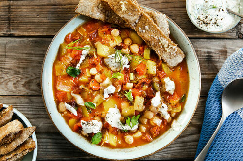 Winterspecial: Paprika-Kichererbsen-Eintopf mit Kräuterjoghurt und Pita-Crostini