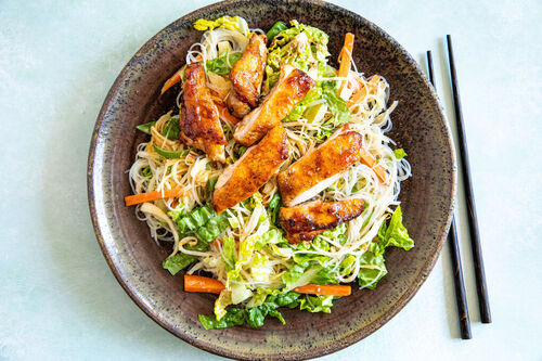 Zartes Hähnchen auf Vermicelli mit buntem Gemüse und Zitronengrassauce