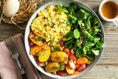 Ostern: Frühstücksbowl mit Käse-Rührei und Ofengemüse, dazu Feldsalat