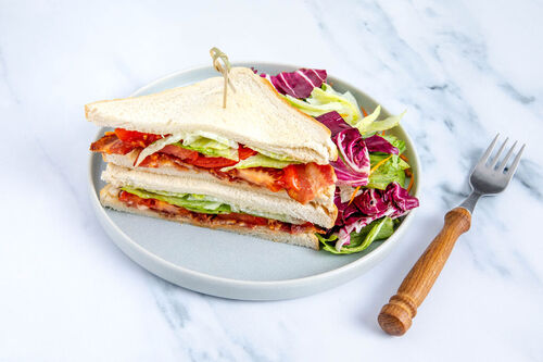 Bacon-Sandwich mit Ahornsirup mit Tomate und buntem Salat