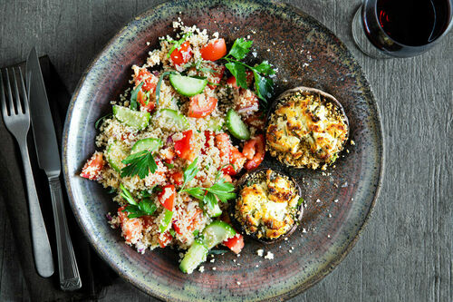 Portobello-Pilze mit Estragon-Ziegenkäse an buntem Couscoussalat