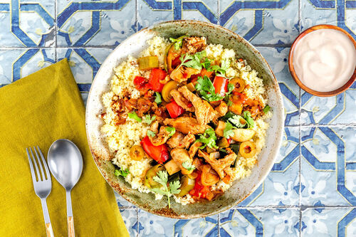 RESHOOT Superfix: Hähnchen-Gemüse-Tajine mit Joghurtsauce auf Vollkorncouscous