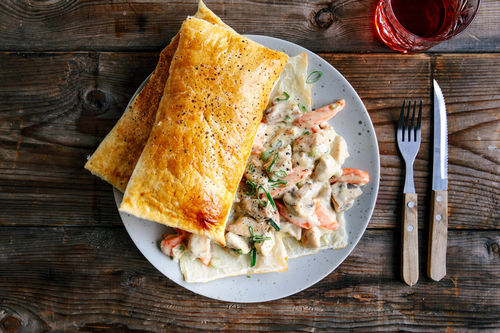 V2: Bio-Hühnerfrikassee mit Pilzen in knusprigen Blätterteig-Fleurons