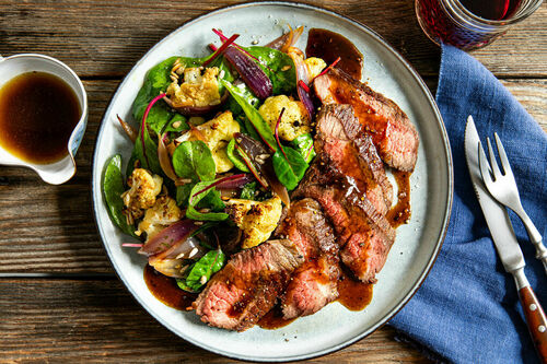 V2: Bio-Rindersteak mit Soja-Zitronen-Sauce an geröstetem Blumenkohl mit Mangold