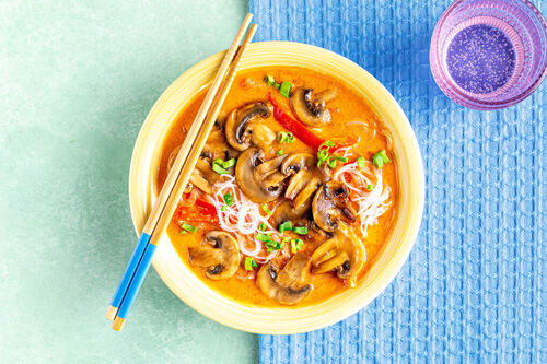 Scharfe Kokosmilch-Nudelsuppe mit Paprika und gebratenen Champignons