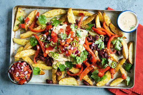 V: Mexikanische „Loaded Fries“ mit veganem Cashewdip und Tomatensalsa