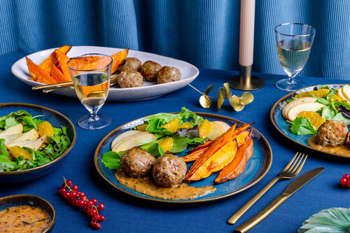 Frikadellen vom Schwein mit Süßkartoffeln und Apfel-Orangen-Salat