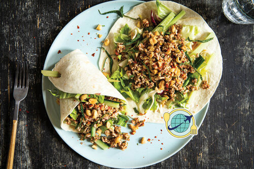 Special: Laotischer Hackfleischsalat serviert als Wrap mit Gurke und Erdnüssen