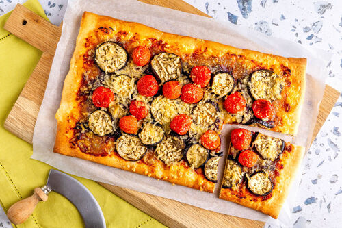 Auberginen-Kirschtomaten-Pizza mit roten Zwiebeln und Tomaten-Oliven-Pesto