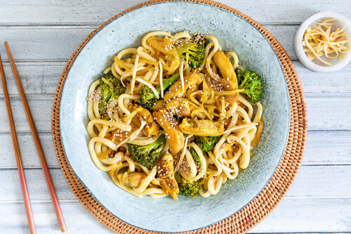 V: Udon mit Brokkoli und Bio-Hähnchen mit Weißkohl und eingelegtem Ingwer