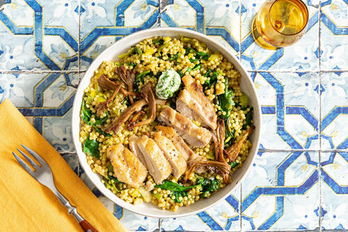 Hähnchen auf cremigem Perlencouscous mit Austernpilzen und frischem Spinat