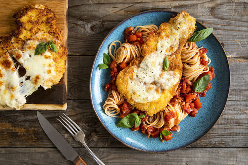 V: „Hähnchen“-Schnitzel mit Mozzarella auf Pasta mit Tomatensauce