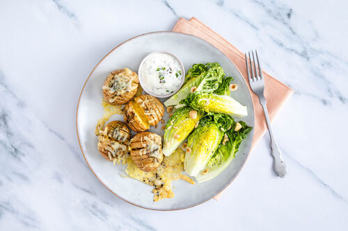 Kartoffeln à la Hasselbacken mit Romanasalat, Haselnüssen und Dip