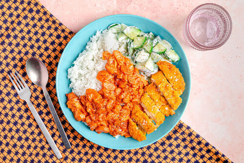 Schnitzel „Hähnchen“-Art mit Gemüsecurry dazu Basmatireis und Minze-Gurken-Raita