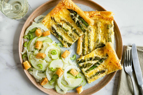 Spargel-Flammkuchen mit Trüffelcreme dazu fruchtiger Fenchelsalat mit Croûtons