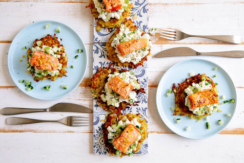 Kartoffel-Pastinaken-Puffer mit Lachs und Apfel-Joghurt-Dip mit Gurke