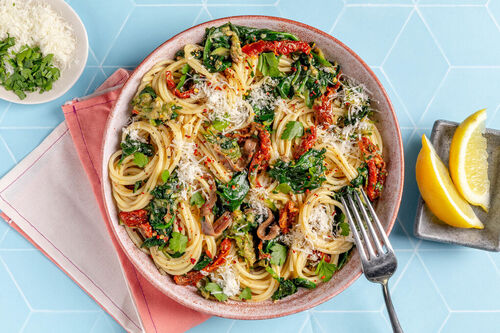 Anchovis-Pasta mit Tomaten und Zucchini-Spinat-Gemüse