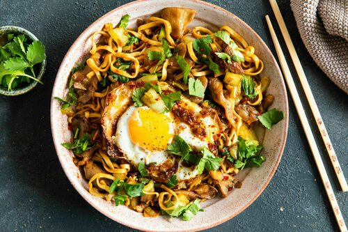 Asiatisches Spiegelei mit Chiliöl auf Nudeln mit Pak Choi und Austernpilzen