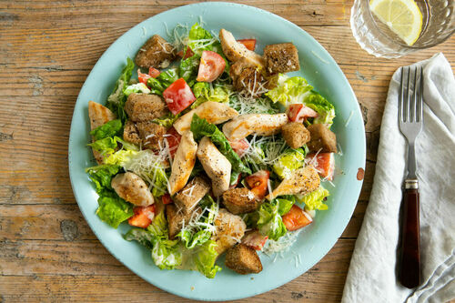 Caesar Salad mit Bio-Hähnchen und knusprigen Croûtons