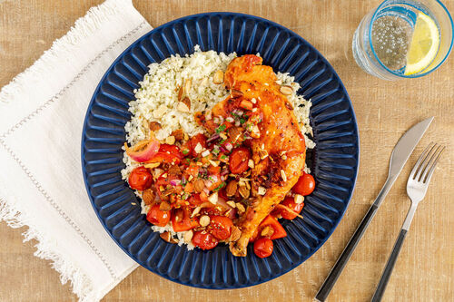 Feurige Hähnchenschenkel mit Blumenkohlreis und Pico de gallo