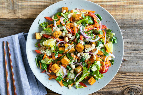 Low Carb: Fruchtiger Thai-Salat mit Tofu und buntem Ananas-Cashew-Gemüse