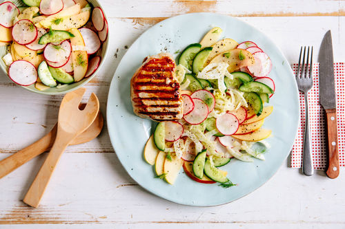 Saftiges BBQ-Schweinesteak mit Apfel-Fenchel-Radieschen-Salat