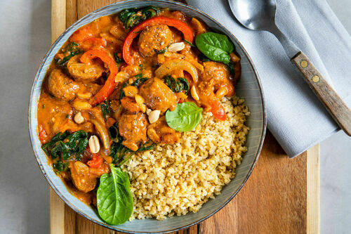 Erdnuss-Hackbällchen-Eintopf mit Spinat und Limetten-Bulgur