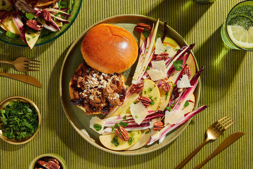 <650kcal: Briocheburger mit Rindergulasch dazu Apfel-Radicchio-Salat mit Pekannüssen