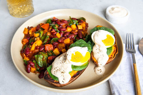 Ostern: Egg Florentine mexikanische Art mit Süßkartoffel-Bohnen-Gemüse