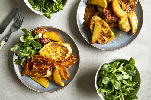 Ostern: Arme Ritter mit Speck dazu gebratene Äpfel und Feldsalat